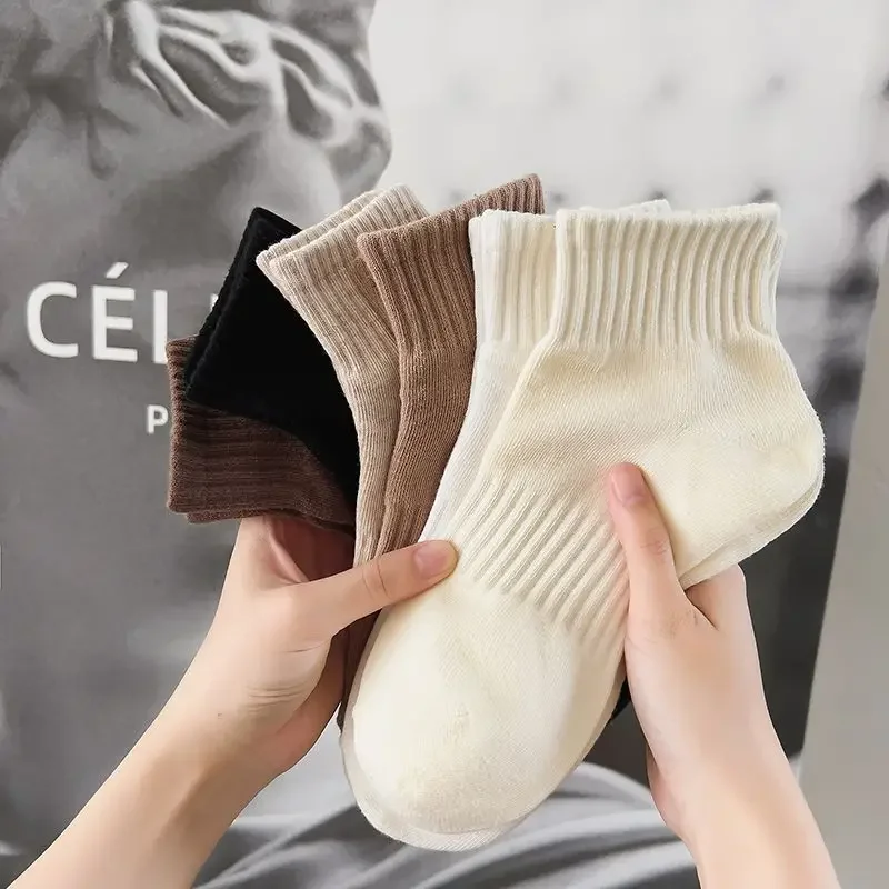 5 Pairs Of Women's Winter Soft Crew Socks, Solid Color Sporty Stylist Cozy Casual Socks For Daily Wear