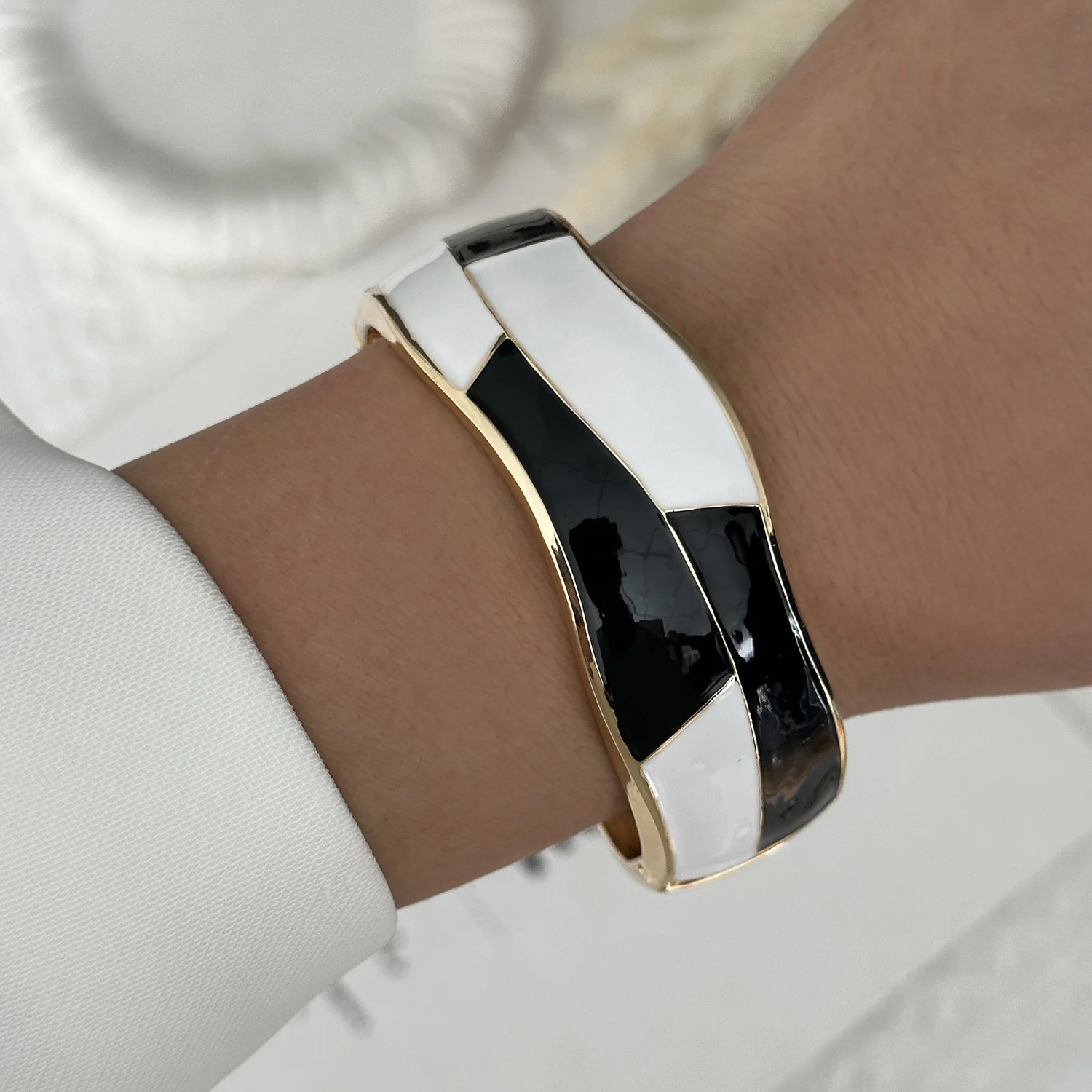 Vintage Punk White Enamel Dripping Oil Round Bangles For Women Exaggerated Geometric Wide Cuff Bracelets Hip Hop Party Jewelry
