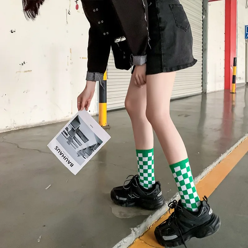 Femmes chaussettes damier Harajuku rue mode noir blanc carrés motif Plaid nouveauté Skateboard drôle coton chaussettes pour fille