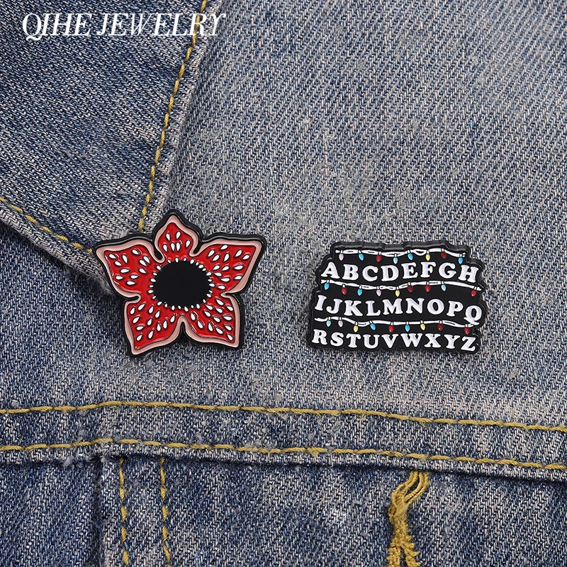 Broche de películas de terror de ciencia ficción, alfileres esmaltados, flores de caníbal rojo y 26 broches con letras en inglés, insignia para solapa, regalos de joyería