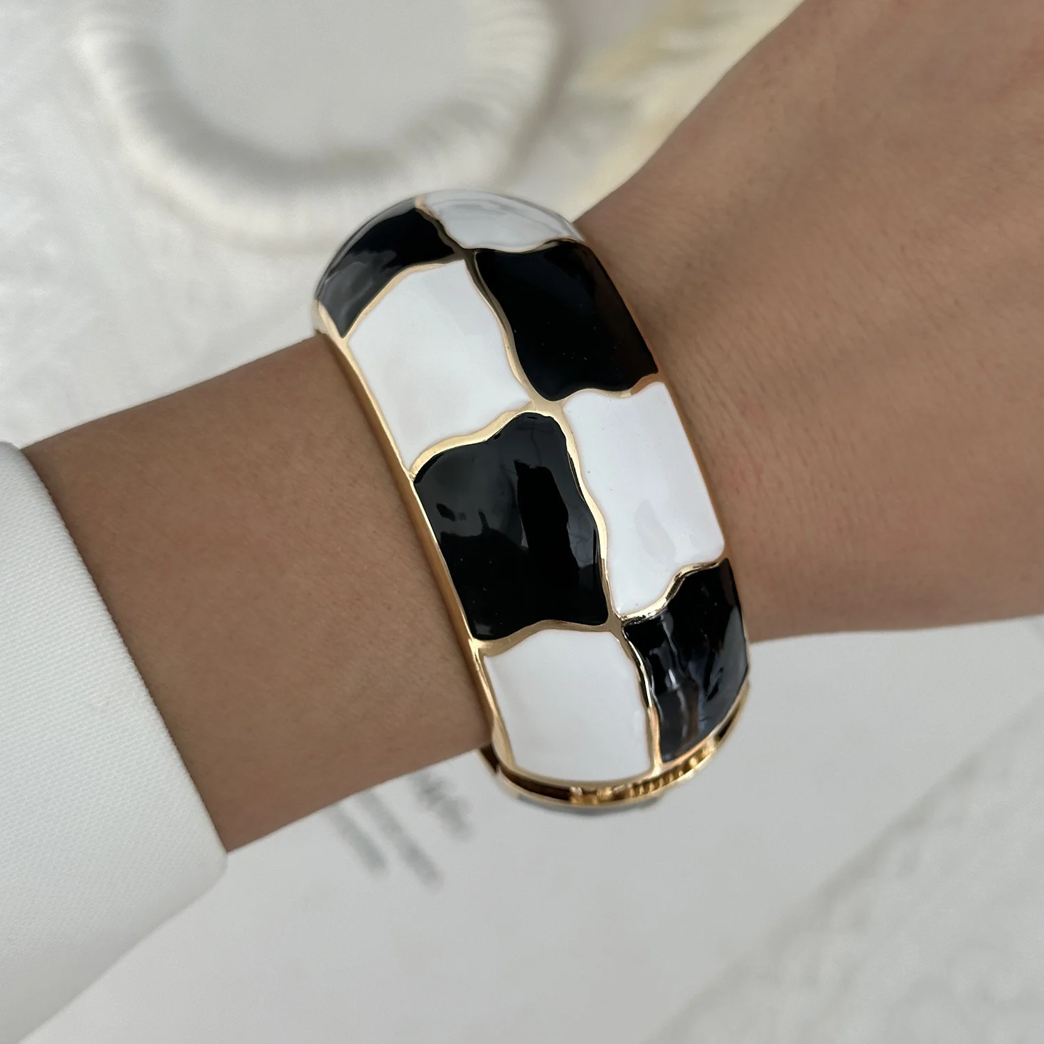 Vintage Punk White Enamel Dripping Oil Round Bangles For Women Exaggerated Geometric Wide Cuff Bracelets Hip Hop Party Jewelry